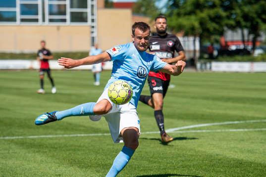 Malmö FFs Eric Larsson with the ball against Midtjyllands