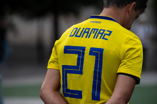 immy Durmaz pappa med en tröja med Durmaz på ryggen