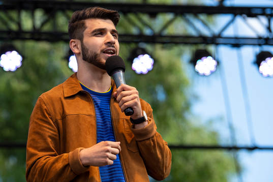 Shanga Aziz, grundare av Locker room talk håller ett tal