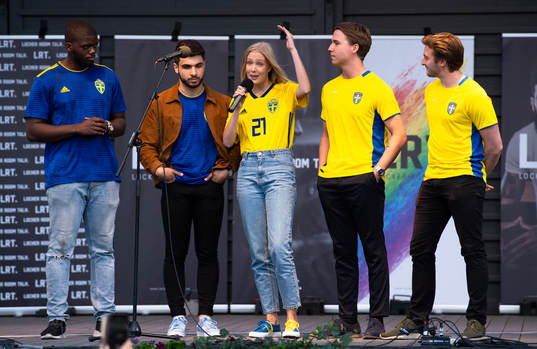 Medlemmarna i Locker Room Talk på scenen