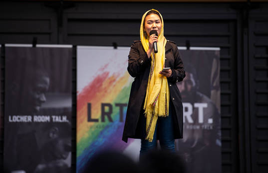 Fatemeh Khavari håller tal