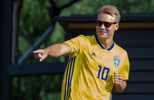 En medlem i Det Vet Du uppträder