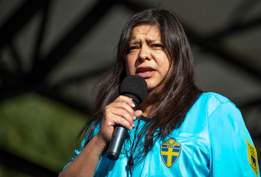 Edna Aline håller tal