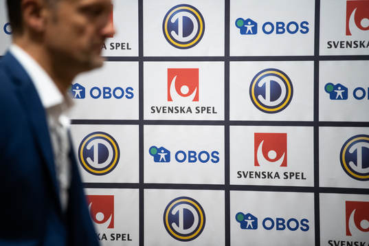 Svenska Spels, OBOS och Damallsvenskans logotyper syns