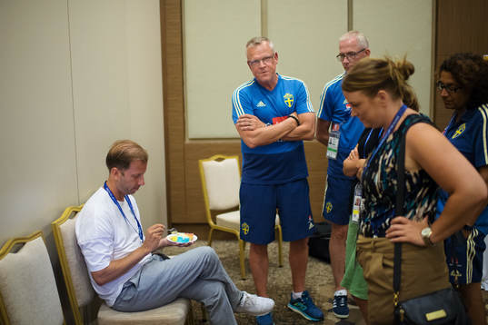 Simon Bank, writer at Aftonbladet, and head coach Janne