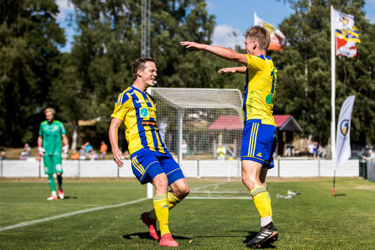 Eskilsminnes Robin Hofsö (h) jublar