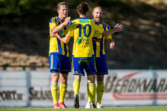 Eskilsminnes Emil Åberg jublar