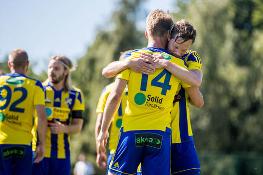 Eskilsminnes Robin Hofsö (ryggen mot kameran) jublar med