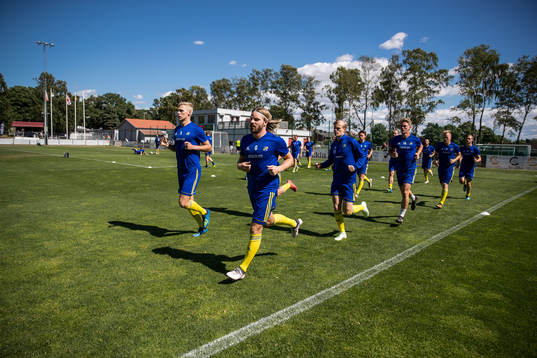 Eskilsminnes spelare värmer upp