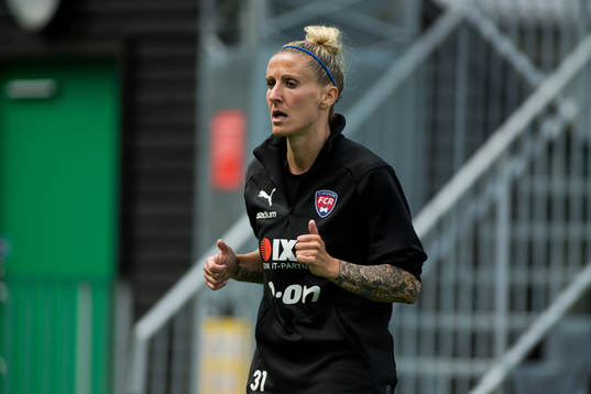 Rosengårds Anja Mittag värmer upp innan fotbollsmatchen i