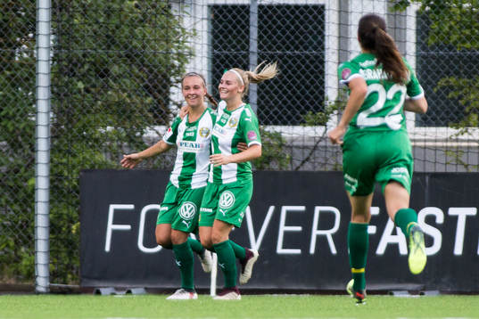 Hammarbys Julia Zigiotti Olme (v) jublar