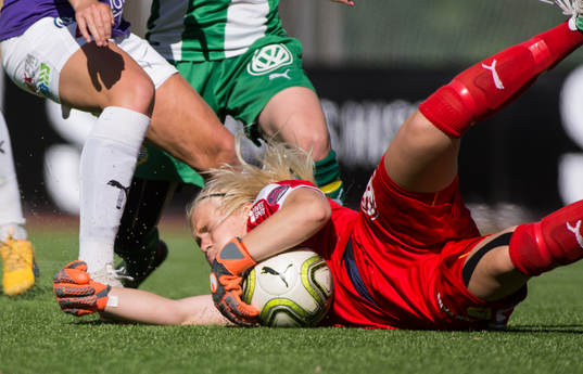 Hammarbys målvakt Emma Holmgren räddar ett skott