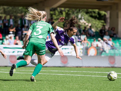 Rosengårds Iva Landeka blir tacklad i Hammarbys
