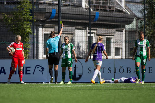 Hammarbys Sejde Abrahamsson får ett gult kort