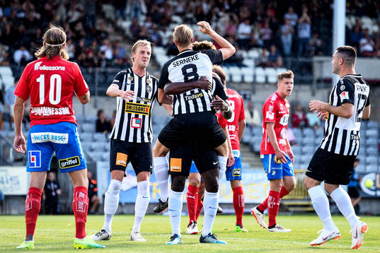 Landskronas Måns Ekvall jublar med lagkamrater