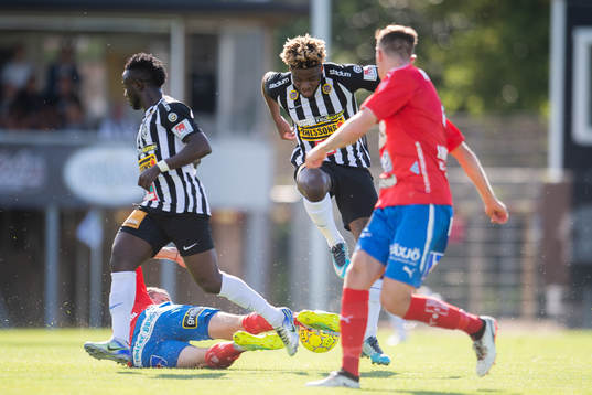 Landskronas Sean Ugochukwu Okoli glidtacklat as Östers