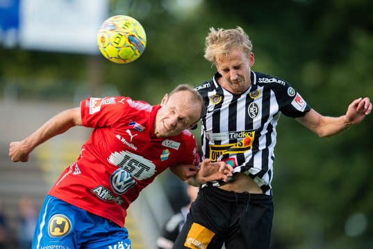 Landskronas Måns Ekvall i nickduell mot Östers Dragan
