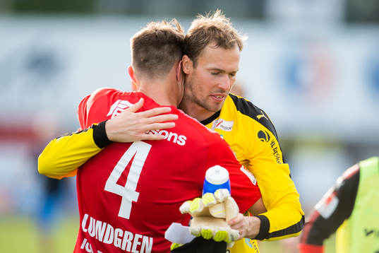 Östers målvakt Robin Malmkvist och Fredrik Lundgrenjublar