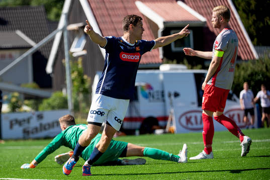 Tommy Høiland of Viking celebrates