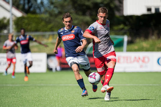 Tommy Høiland of Viking and Mathias Blårud of Strømmen