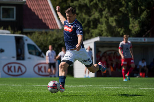 Tommy Høiland of Viking scores 0-2