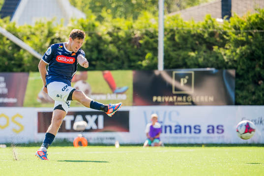 Tommy Høiland of Viking scores 1-6