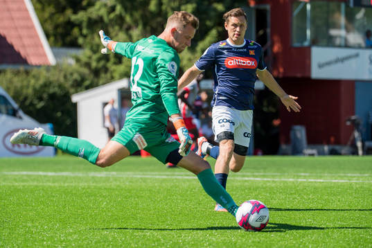 Goalkeeper Stian Bolstad of Strømmen and Tommy Høiland of