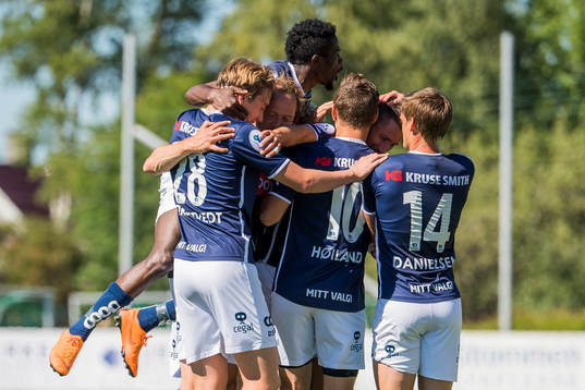 Tommy Høiland of Viking celebrates with his teammates