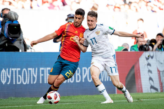 Marco Asensio of Spain and Aleksandr Golovin of Russia
