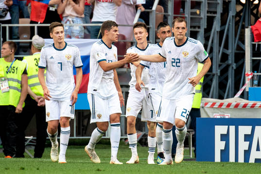 Artem Dzyuba of Russia celebrates with his teammates