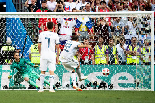 Artem Dzyuba of Russia scores 1-1