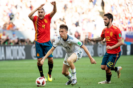 Aleksandr Golovin of Russia and Isco of Spain