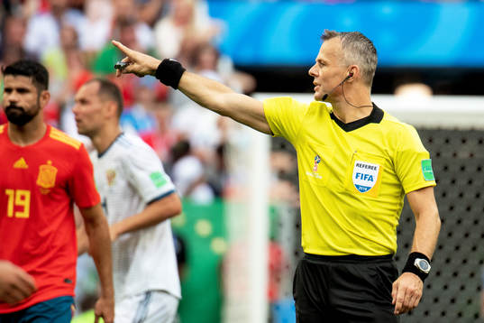 referee Björn Kuipers