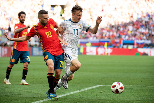 Jordi Alba of Spain and Aleksandr Golovin of Russia
