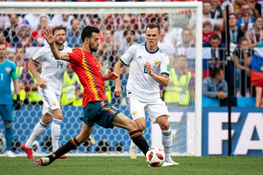 Sergio Busquets of Spain and Denis Cheryshev of Russia