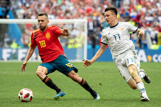 Jordi Alba of Spain and Aleksandr Golovin of Russia