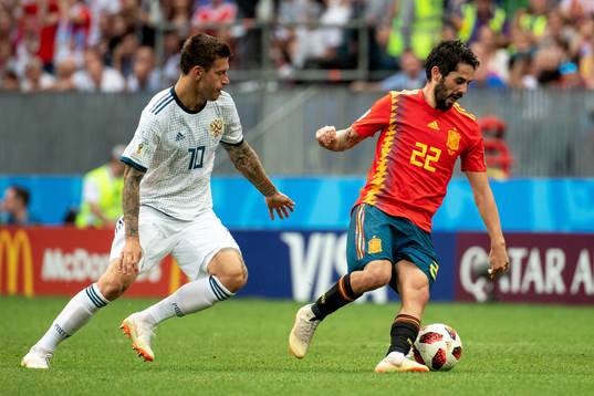 Fedor Smolov of Russia and Isco of Spain