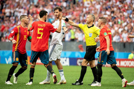 referee Björn Kuipers