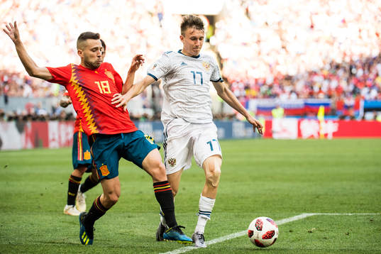 Jordi Alba of Spain and Aleksandr Golovin of Russia