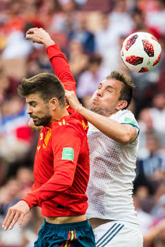 Gerard Pique of Spain and Artem Dzyuba of Russia