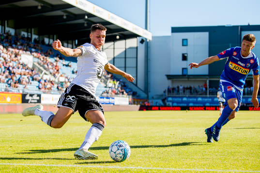 Jonathan Levi of Rosenborg and Erik Mjelde of Sandefjord