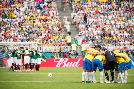 The two teams gather in rings