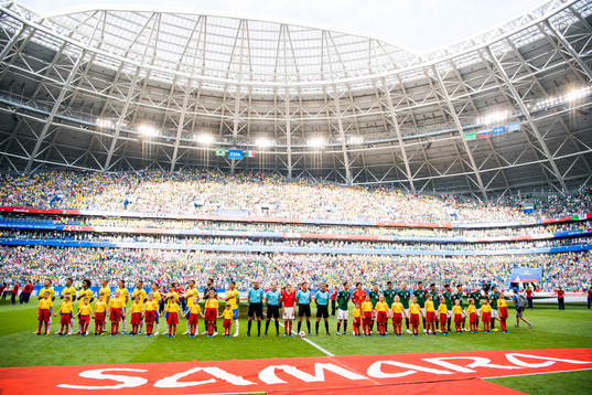 The two teams line up