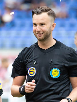 Domare Mirza Kazic med ögonen på myntet innan