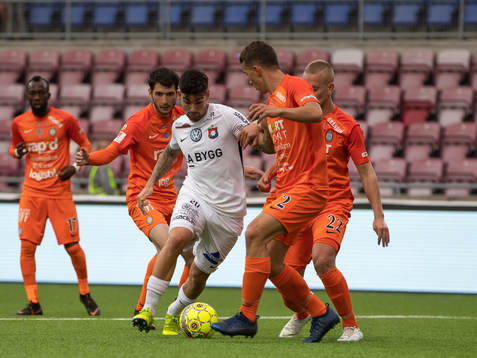 Örgrytes Diego Montiel försöker bryta sig igenom AFC
