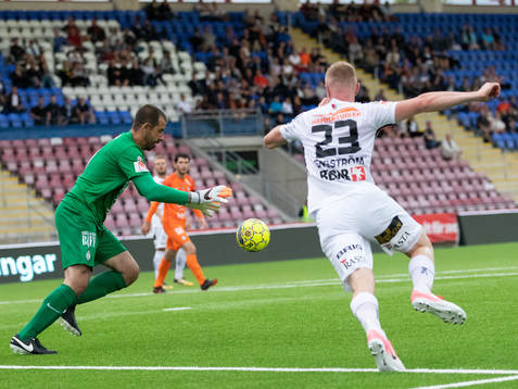 AFC Eskilstunas målvakt Gianluca Curci  med bollen