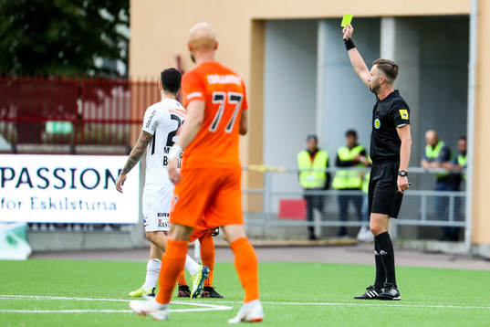 Örgrytes Diego Montiel får ett gult kort
