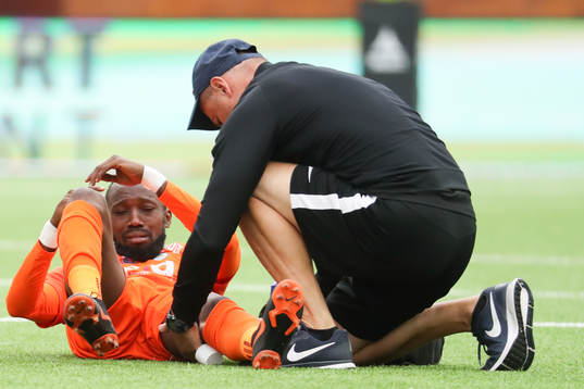 AFC Eskilstunas Ibrahim Bali Toure ligger ner