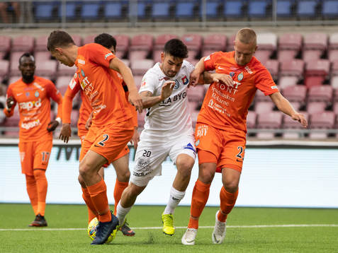 Örgrytes Diego Montiel försöker bryta sig igenom AFC