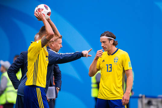 Assistant coach Peter Wettergren gives instructions to